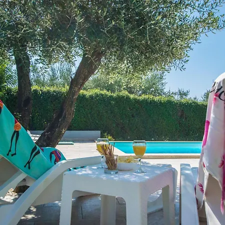 Mit Pool- Grosser Garten By Interhome Vakantiehuis Poreč